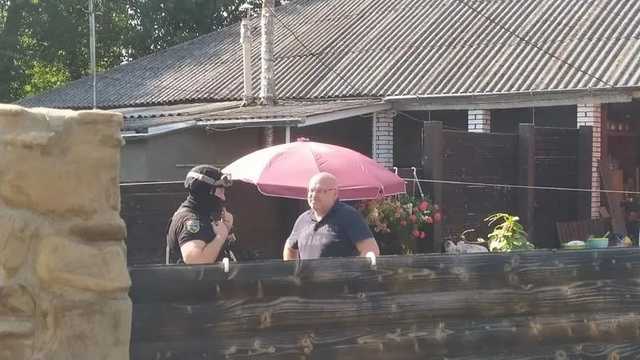 К жителю Буковины, облившему преподавателя фекалиями, на обыски нагрянул спецназ