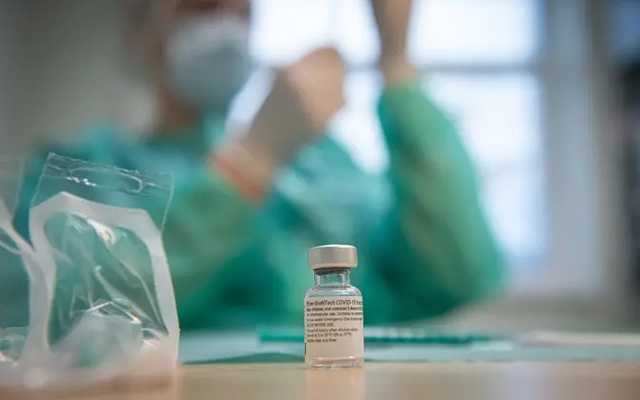 Во Франции ввели обязательную вакцинацию медиков и "санитарные пропуска"