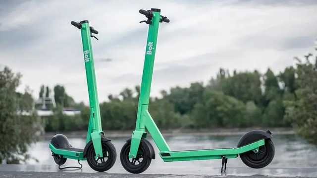 С моста влюбленных в Киеве на автомобиль сбросили электросамокат