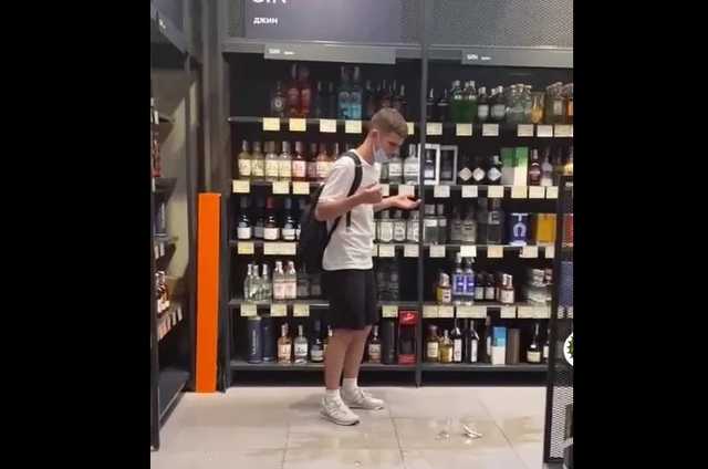 У меня нет таких денег: Разбивший элитную бутылку виски подросток записал извинение