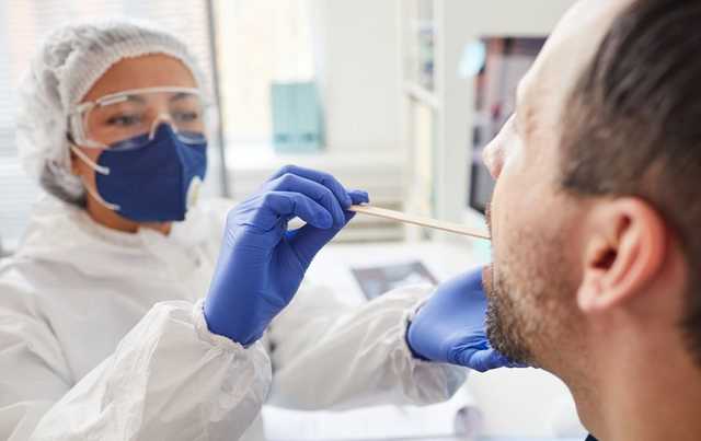 В Британии зафиксировали суточный рекорд смертности от COVID-19 за четыре месяца