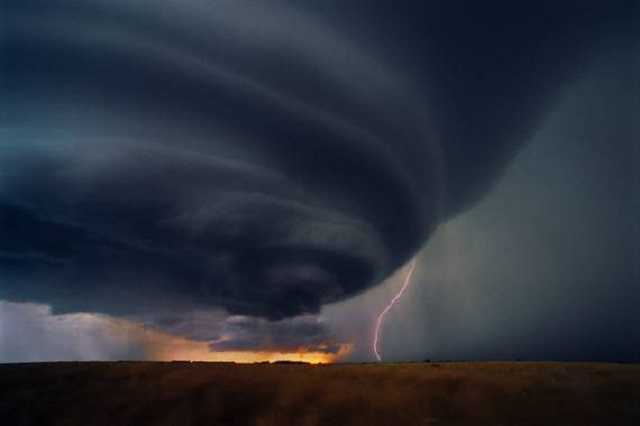 На Ривненщине выпал крупный град, ветер валил деревья, улицы затопило