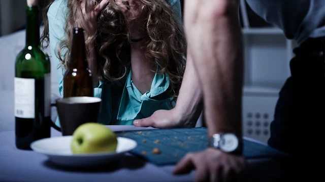 Отказалась готовить есть посреди ночи: в Киевской области муж задушил жену