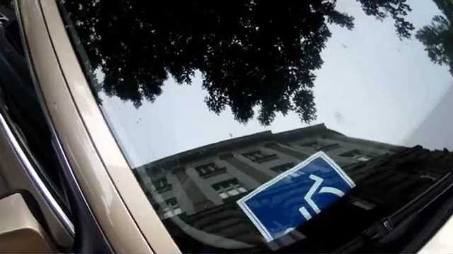 Отель раздавал клиентам наклейки, чтобы они парковались на месте для водителей с инвалидностью