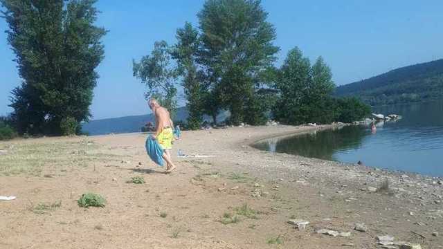 Немец приехал на Буковину и каждое утро собирает мусор на Днестре