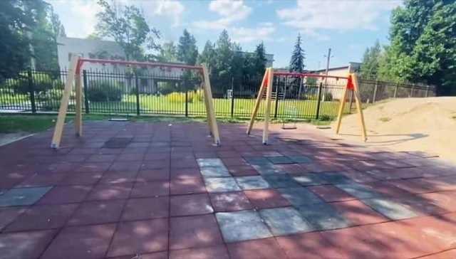 В Кременчуге на детской площадке плиткой выложили свастику