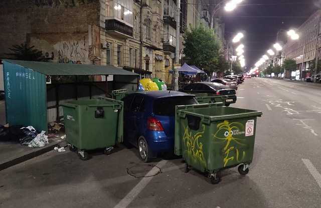 В Киеве мусорщики оригинально наказали «героя парковки»