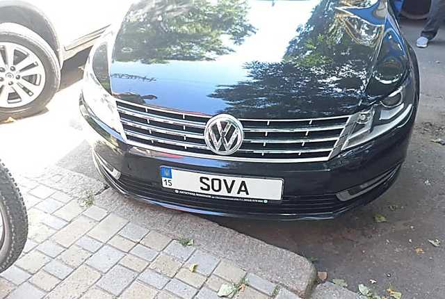 В центре Николаева автомобиль владельца автошколы заблокировал движение трамваев