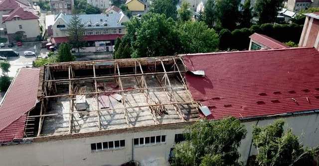 Ураган на Львівщині виривав дерева з корінням та перекидав авто