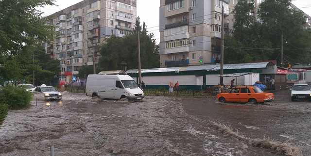 В Северодонецке из-за ливня парализовано движение транспорта