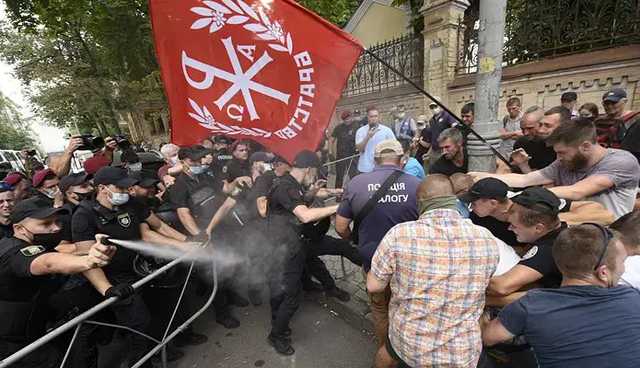Под ОП между противниками ЛГБТ-рейва и полицией произошли столкновения