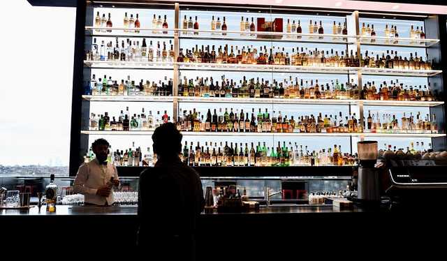 Українка влаштувала п’яний дебош у барі в Італії та побила копа – ЗМІ