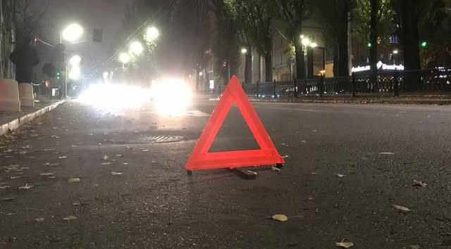 Смертельное ДТП под Киевом: легковушка сбила людей возле остановки