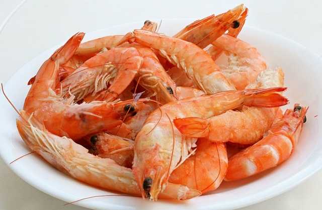 На пляже в Затоке отдыхающим продают фальшивые креветки