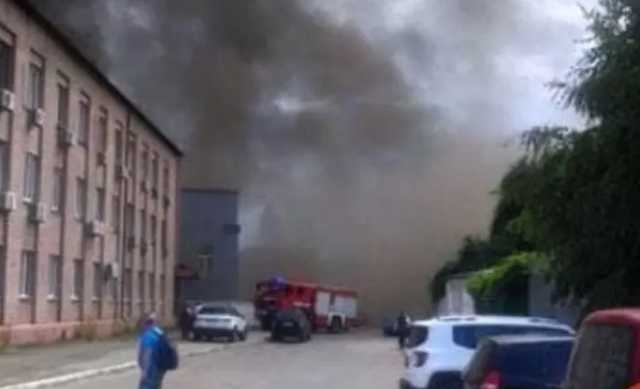 В Киеве производственные склады на Куреневке охватили массовые пожары