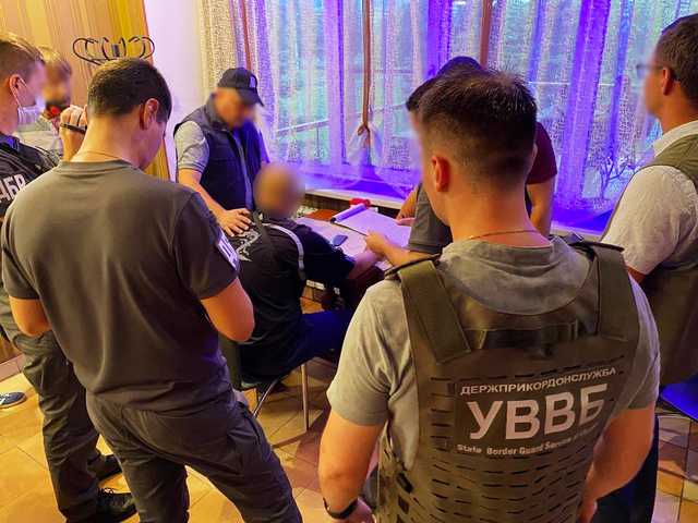 В Курахово поймали пограничника, вымогавшего взятку у коллеги