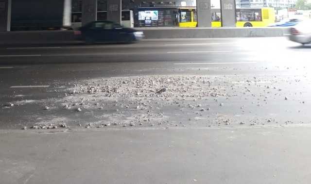 Обвалился прямо на проезжую часть: в Киеве "устал" еще один мост