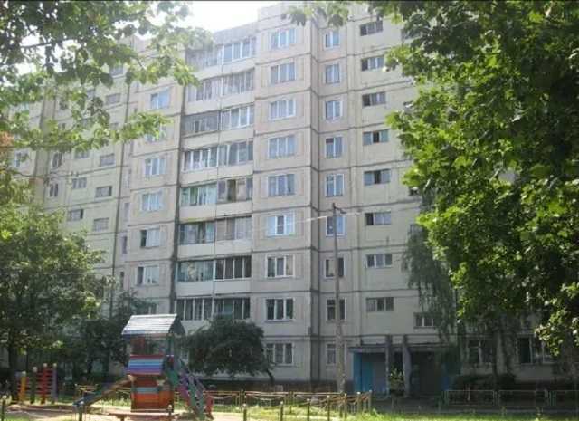 В Киеве в квартиру бросили взрывное устройство, начиненное саморезами