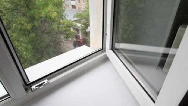 В Каменском умерла 12-летняя девочка, выпавшая из окна 1-го этажа