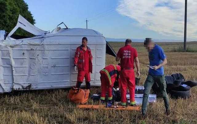 Уснул за рулем: в Волынской области микроавтобус слетел в кювет, есть пострадавшие