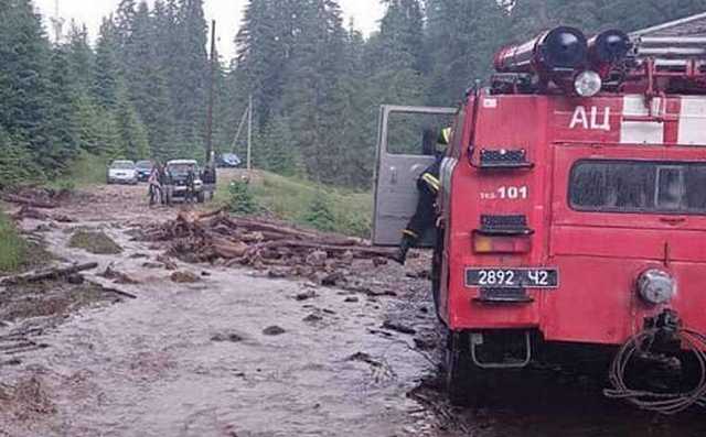 На Закарпатье мощный селевой поток сошел на дорогу