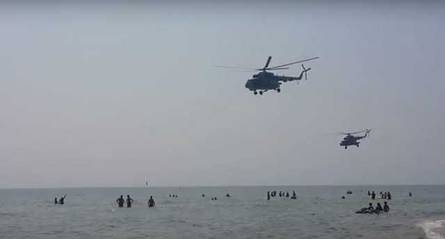 Летали друг за другом: над Затокой заметили несколько десятков военных вертолетов