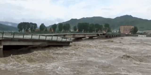 "Дома затоплены под крышу": на Северную Корею обрушились ливни