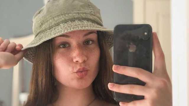 Стюардеса ледь не вигнала пасажирку літака через її шорти