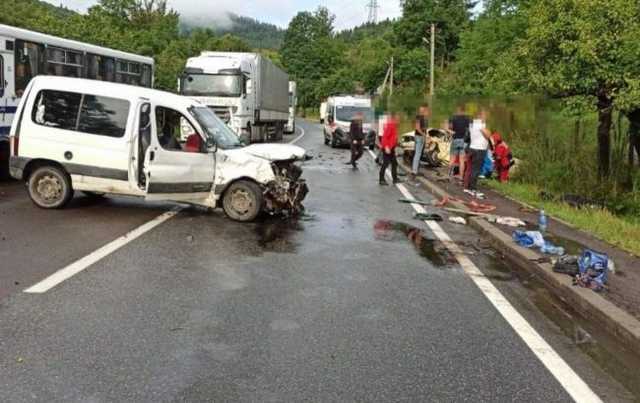 На трассе Киев-Чоп ДТП с пострадавшими: движение транспорта затруднено