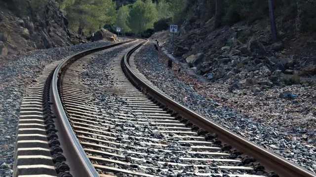 В Киеве дети цыган остановили поезд и закидали окна камнями