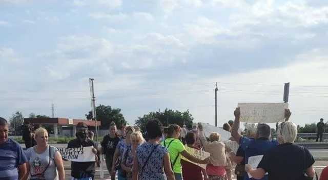 Митингующие перекрыли трассу Херсон – Николаев, образовались пробки