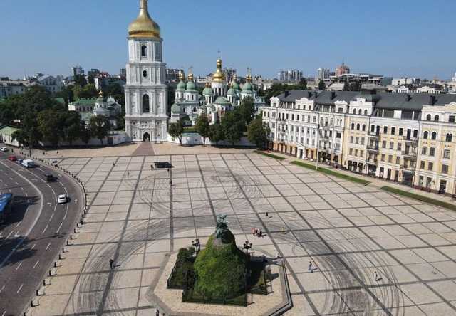«М@дацкое поведение»: Гончаренко призвал атаковать страницу Red Bull за дрифт в центре Киева