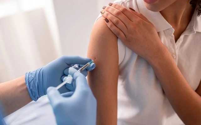 Минздрав разрешил вакцинировать вместе с трудовыми коллективами родственников сотрудников, - Ляшко