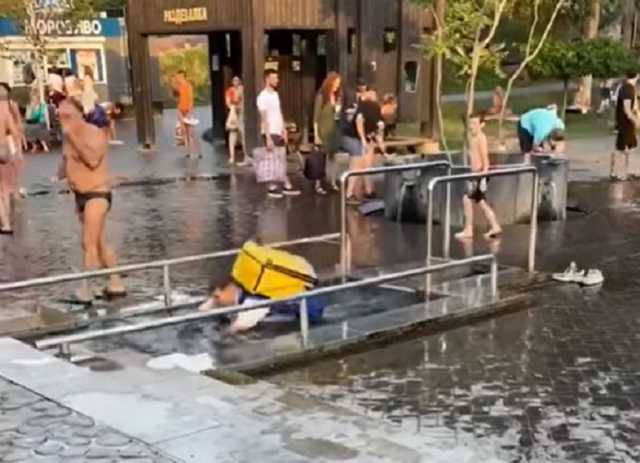 В Саржином яру курьер искупался с полным рюкзаком еды