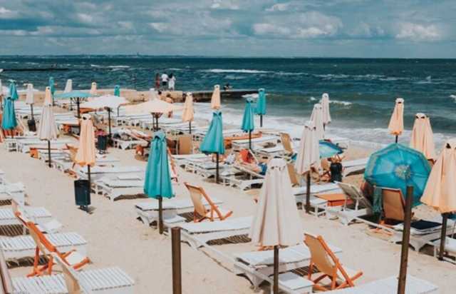 Пьяный курортник проломил голову работнику одесского пляжа в споре из-за шезлонга