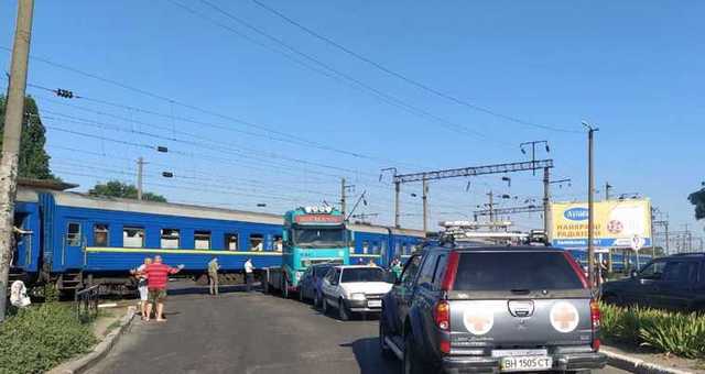 В Одессе поезд врезался в грузовик