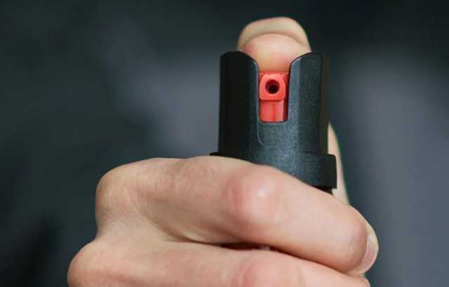 В Киеве инспектор по парковке брызнул перцовым баллончиком в лицо владельцу магазина