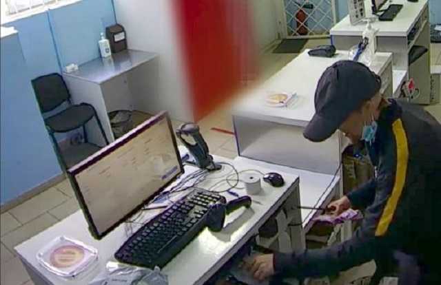 Кримінальник з ножем пограбував поштове відділення в Києві