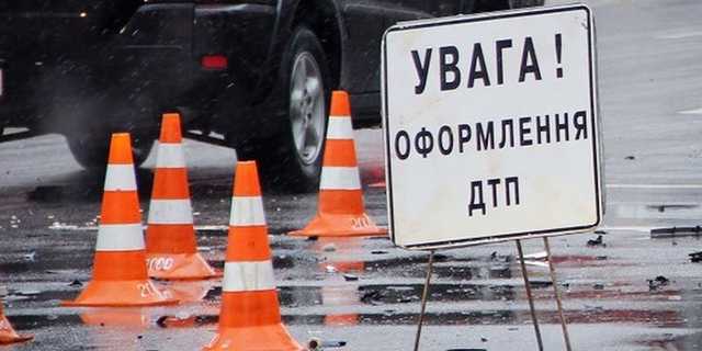 В Мелитополе девушка за рулем авто снесла дерево и перевернулась