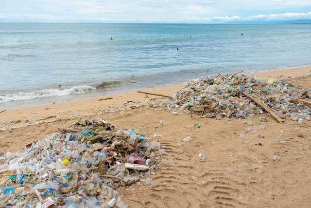 В Одессе показали, как пляжи утопают в мусоре