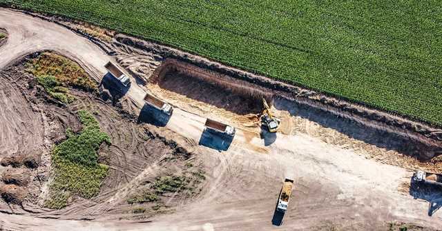 ТОВ “Шляхове будівництво “Альтком” крало глину для «Великого Будівництва» Зеленського