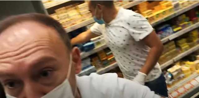 В "Мегамаркете" охранники напали на покупателей, которые нашли просрочку