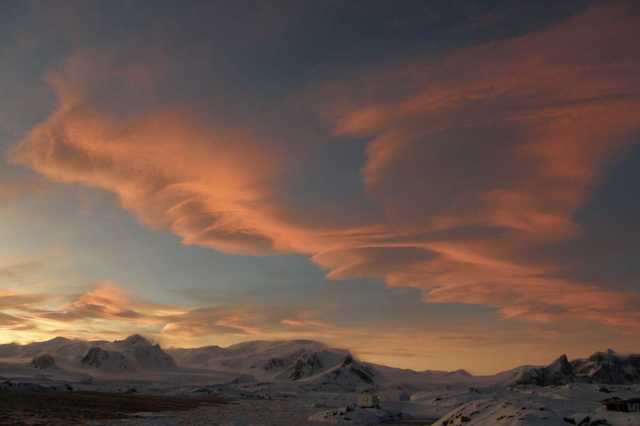 Станцию "Академик Вернадский" атаковали "НЛО": впечатляющие фото