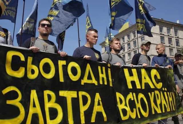 "Нацкорпус" устроил столкновения на Банковой и ранил полицейского