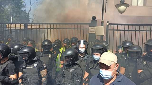 Полиция сообщила о нескольких гражданах, пострадавших в ходе столкновений на Банковой