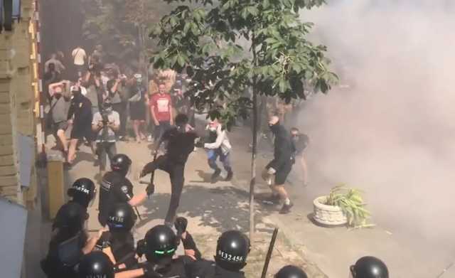 "Было жарко". Появилось видео противостояния "Нацкорпуса" с полицией