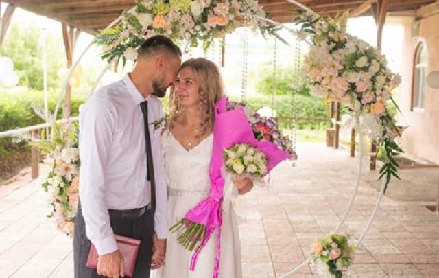 Знайшли кохання на фронті: на Донбасі зіграли армійське весілля