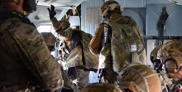 "С неба на землю": бойцы ССО соревновались в точности десантирования с самолета