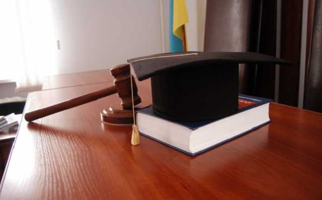 В Луцке двух экс-полицейских осудили на 5 лет за шантаж коллеги