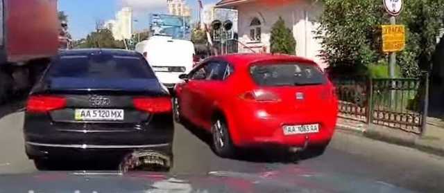 В Киеве водитель метнул бутылку в авто оппонента